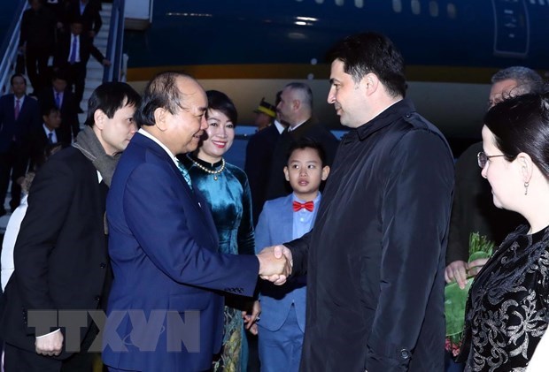 PM Nguyen Xuan Phuc begins official visit to Romania