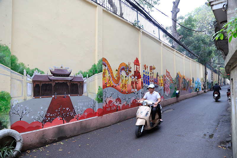 Mural paintings remind Hanoians of Ngoc Ha flower village