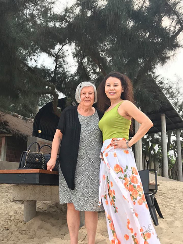 Bố mẹ Kim Lý sang Việt Nam thăm bố mẹ Hồ Ngọc Hà