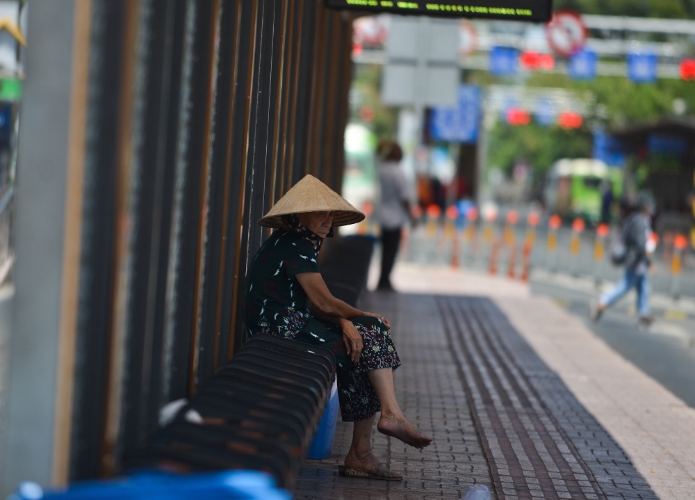Sài Gòn 40 độ: Trùm áo bò vẫn nhăn nhó dưới nắng