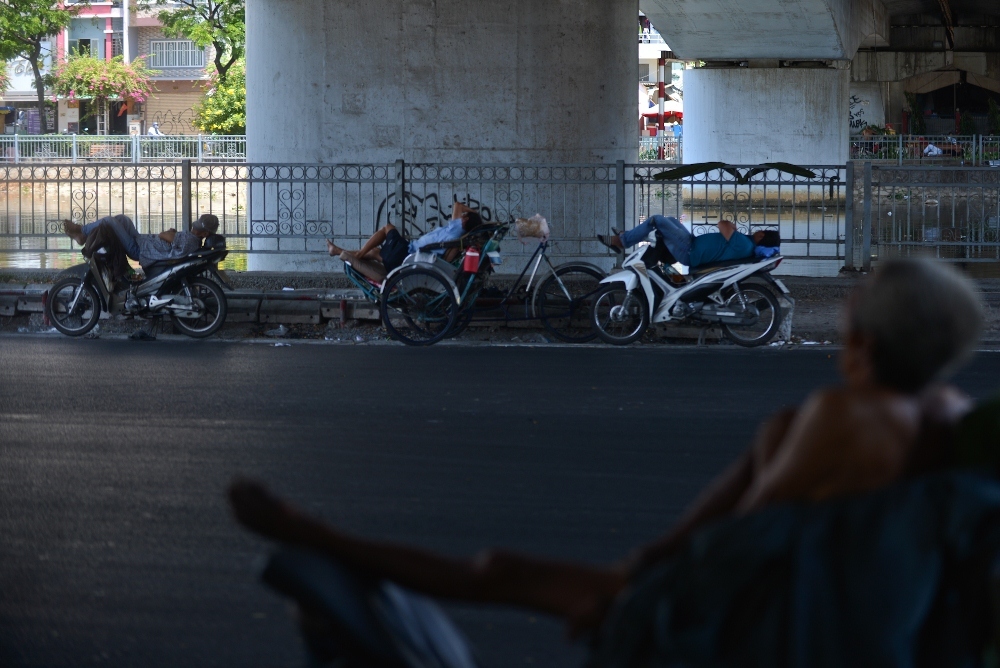 Sài Gòn 40 độ: Trùm áo bò vẫn nhăn nhó dưới nắng