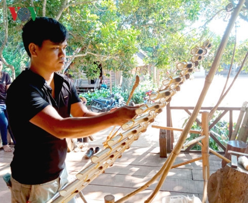 Se Dang youth inspires passion for traditional music