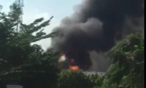 Nổ trạm biến áp, mất điện diện rộng ở Sài Gòn ngày nóng 40 độ