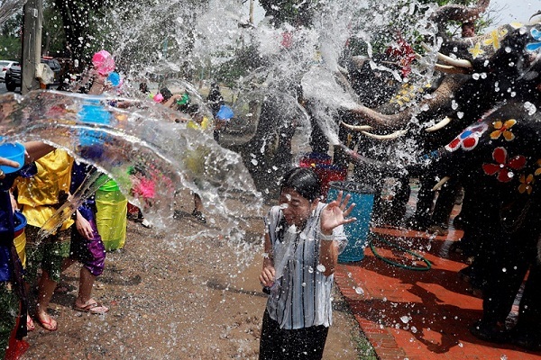 Người Thái ướt sũng trong lễ té nước vui hết nấc