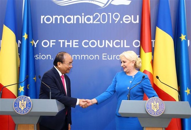 PMs of Vietnam, Romania hold joint press conference