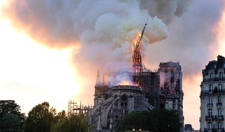 Khoảnh khắc chóp nhọn Nhà thờ Đức Bà Paris đổ sập