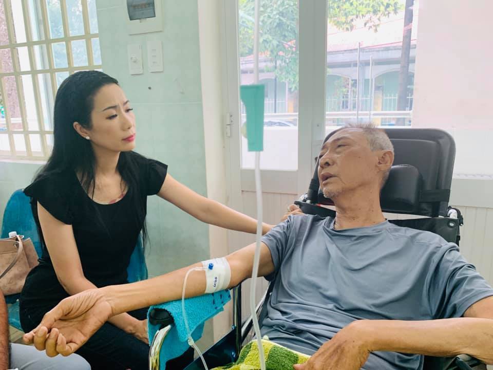 Nghệ sĩ Lê Bình rơi vào tình trạng mê man, sốt cao