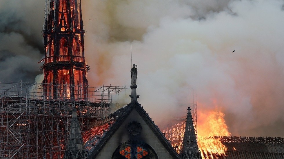 Pháp mở điều tra chính thức vụ cháy Nhà thờ Đức Bà
