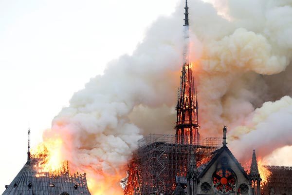 Thế giới bàng hoàng trước vụ cháy Nhà thờ Đức Bà Paris