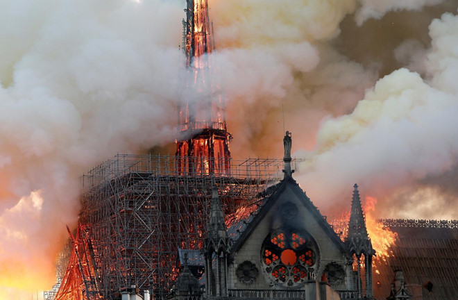 Dàn sao thế giới sốc, buồn khi Nhà thờ Đức bà Paris bốc cháy dữ dội