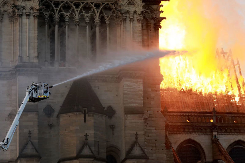 Hình ảnh những người lính dũng cảm diệt lửa ở Nhà thờ Đức Bà Paris
