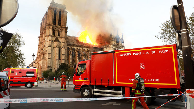 Hình ảnh những người lính dũng cảm diệt lửa ở Nhà thờ Đức Bà Paris