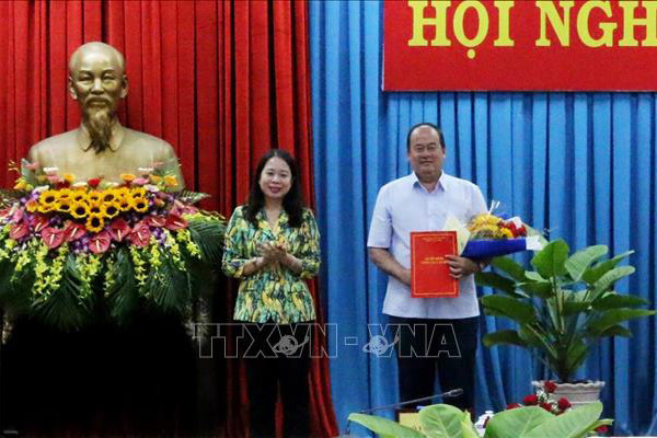 Trao quyết định của Thủ tướng cho quyền Chủ tịch UBND An Giang