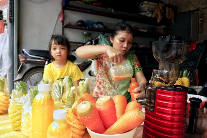 Ngày nắng rát đầu tiên: Vạn chai nước ép siêu rẻ tràn vỉa hè Hà Nội