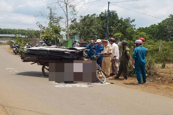 Tông vào xe chở tôn, người đàn ông chết thảm