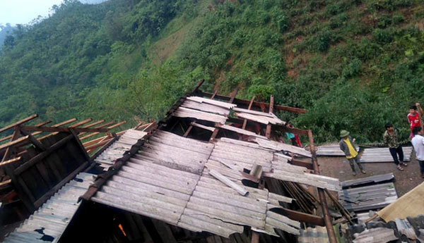 Rain and high winds destroy houses in the north