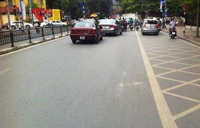 Đi xe máy vào vạch mắt võng, vi phạm lỗi gì và bị phạt bao nhiêu?