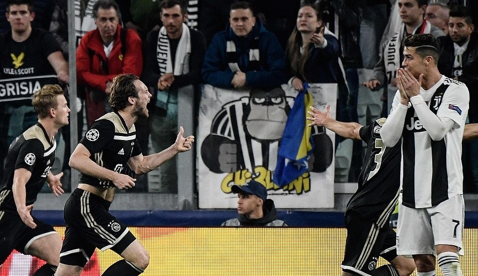 Ronaldo ghi bàn, Juventus vẫn bị Ajax loại cay đắng
