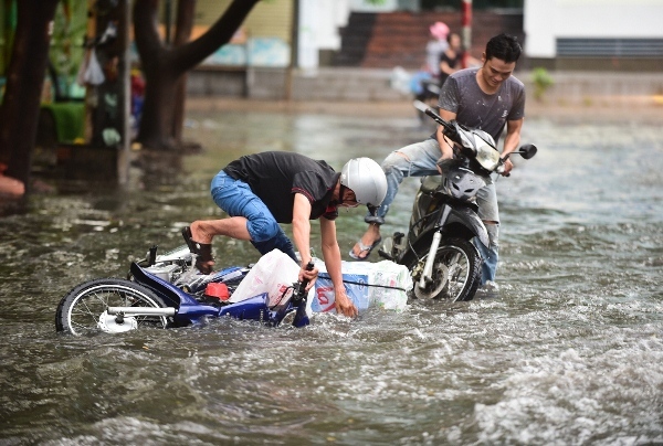 Người Sài Gòn ngã nhào trong mưa ngập đầu mùa