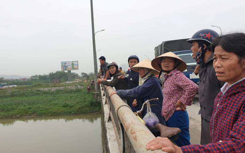 Ôm con nhỏ 1 tuổi bất lực nhìn vợ nhảy cầu ở Thanh Hóa