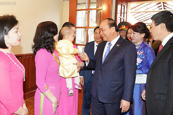 Thủ tướng và phu nhân thăm Đại sứ quán Việt Nam tại CH Séc