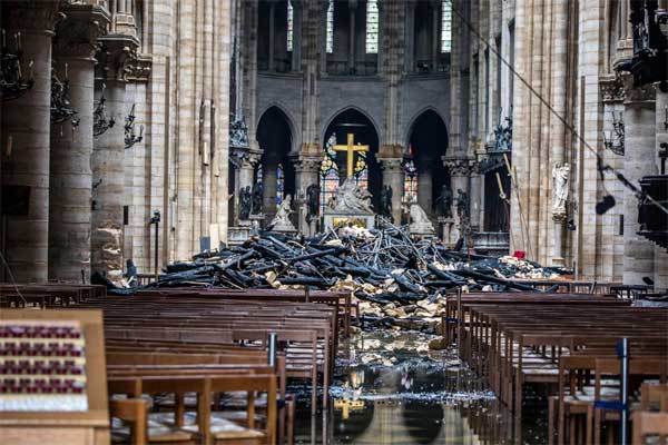 Nửa giờ sống còn vật lộn cứu Nhà thờ Đức Bà Paris