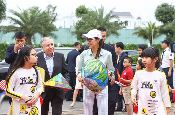 Sao Hollywood thảo luận an toàn giao thông với học sinh Vinschool