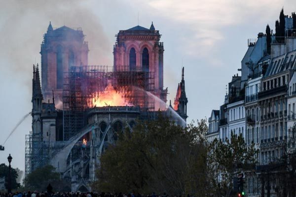 Nhân chứng kể lại phút Nhà thờ Đức Bà Paris chìm trong lửa