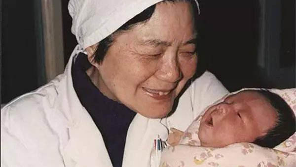 'Em bé ống nghiệm' đầu tiên của Trung Quốc đã trở thành mẹ