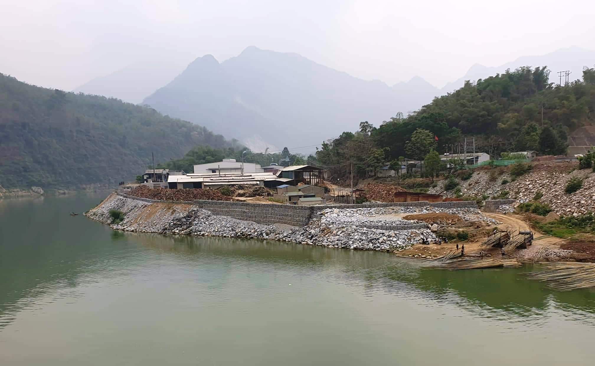 Lấp hàng nghìn khối đá chặn dòng sông Mã bị phạt 30 triệu đồng