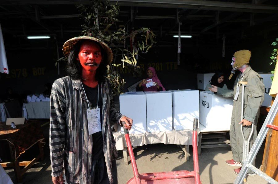 'Ma cà rồng', siêu nhân hút cử tri Indonesia đi bỏ phiếu