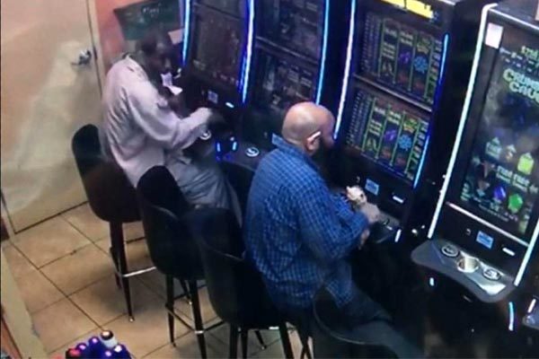 Gã đàn ông táo tợn lấy trộm hàng ngàn đô từ máy đánh bạc