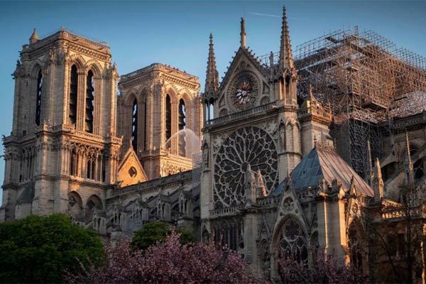 Các thánh đường Pháp đồng loạt rung chuông vì Nhà thờ Đức Bà Paris