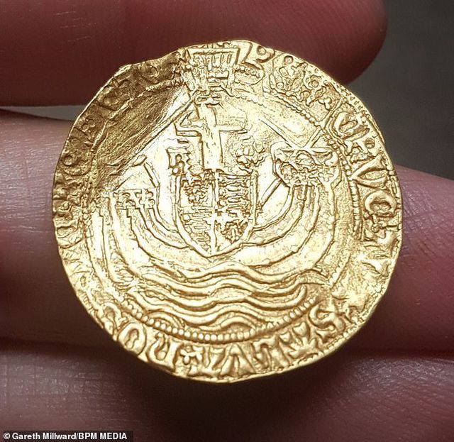Vớ được đồng vàng: Kho báu cổ 500 năm hiếm có