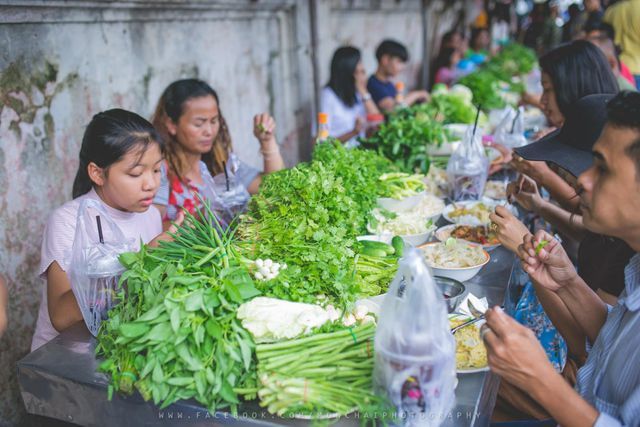 Độc lạ kiểu ăn buffet rau ở vỉa hè