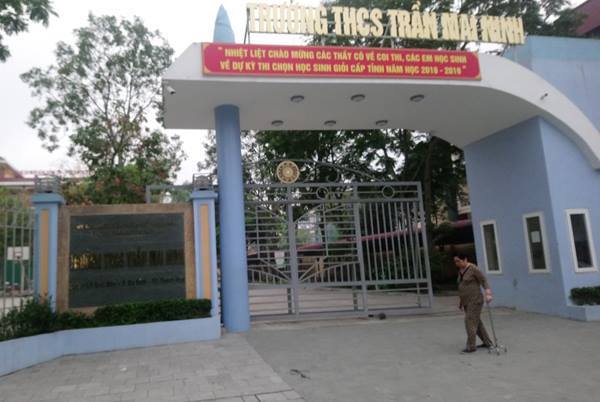 Một nữ sinh gẫy chân do rơi từ trên tầng trường học xuống đất