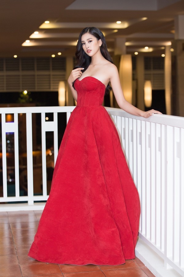 19 tuổi, Hoa hậu Tiểu Vy ngày càng chuộng phong cách gợi cảm