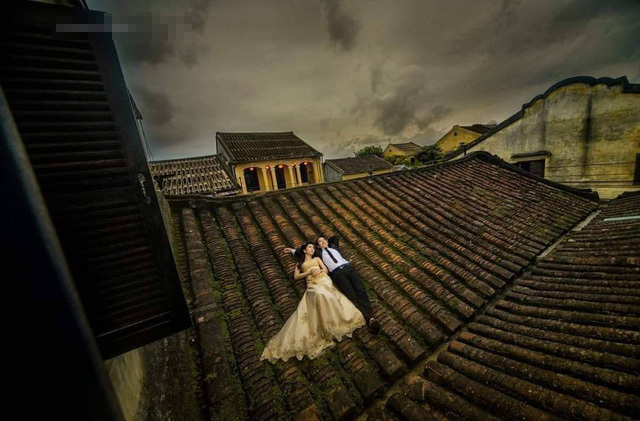 Cặp đôi leo lên mái nhà cổ Hội An nằm ‘sõng soài’ chụp ảnh cưới