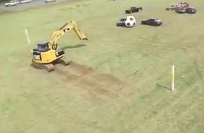 Xem trận đấu bóng đá thú vị giữa ô tô và cần cẩu