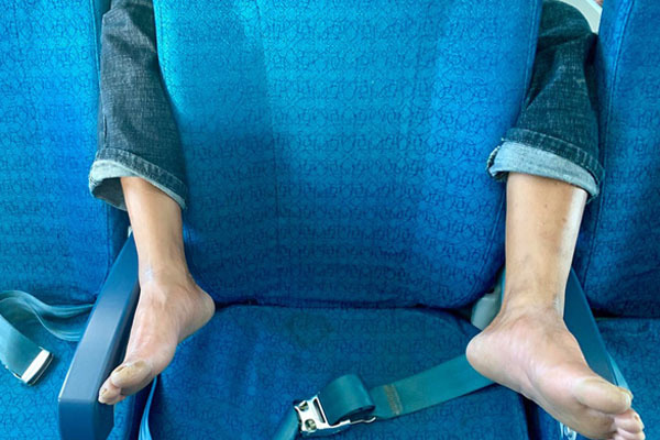 Bức ảnh ‘ôm trọn vòng chân’ trên máy bay khiến nhiều người phẫn nộ