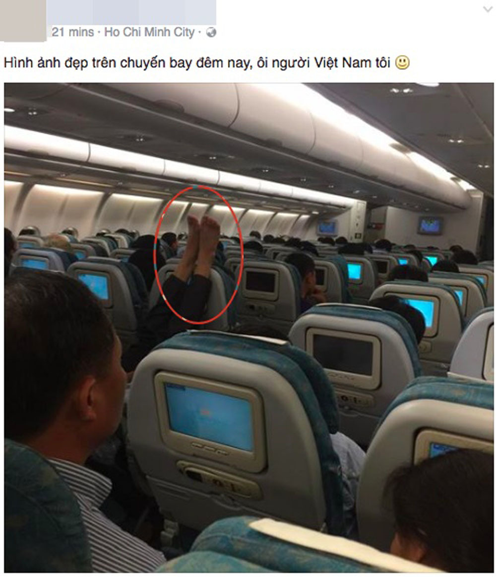 Bức ảnh 'ôm một vòng chân' trên máy bay khiến nhiều người phẫn nộ