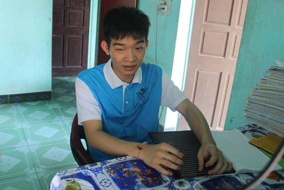 Đôi tay "biết đọc" của cậu học trò khiếm thị vừa giành học bổng 2,2 tỷ