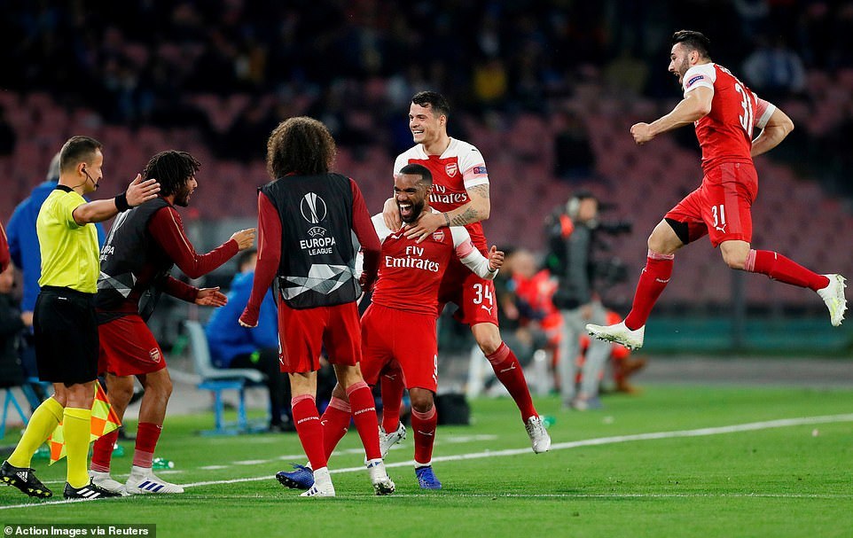 Hạ Napoli bằng siêu phẩm, Arsenal vào bán kết