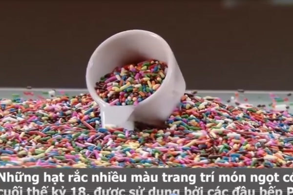 Hạt rắc nhiều màu sắc dùng trang trí món ngọt được sản xuất ra sao?