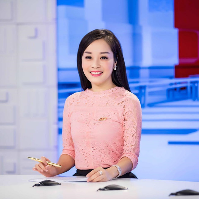 Trên sóng truyền hình, thời trang của các BTV nữ có gì đáng chú ý?