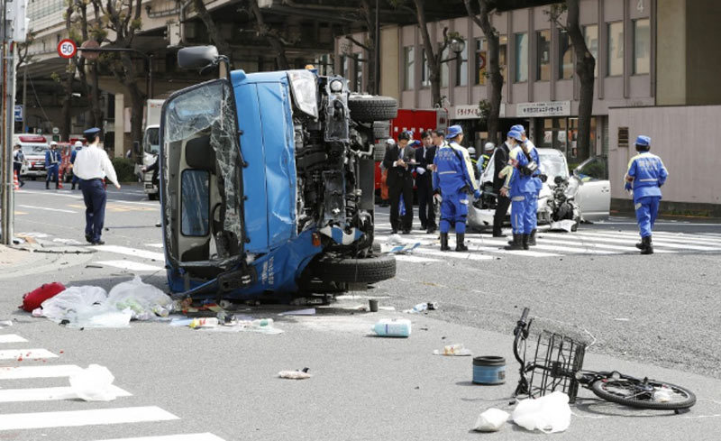 Kinh hoàng xe điên đâm người đi bộ ở Tokyo