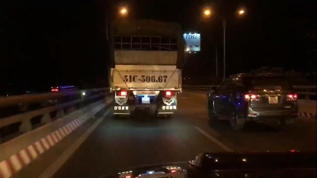 Độ đèn ở đuôi xe làm chói mắt ô tô di chuyển cùng chiều