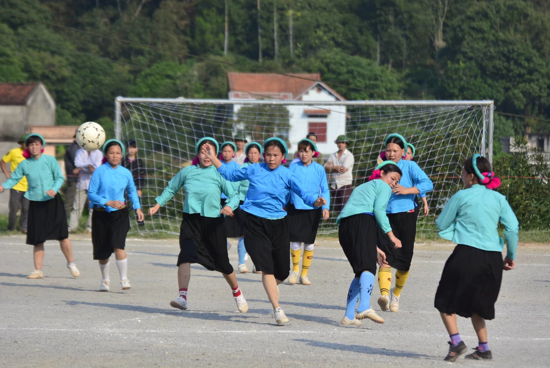 Chị em mặc váy hùng hục sút bóng, đàn ông đứng ngoài hò reo