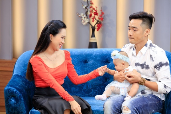 Cháu gái NSƯT Vũ Linh sinh con, 3 tháng sau chồng mới dám bế lần đầu