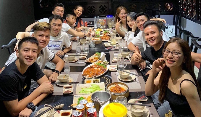 Quang Hải và và Nhật Lê mừng sinh nhật tuổi 20 của Văn Hậu